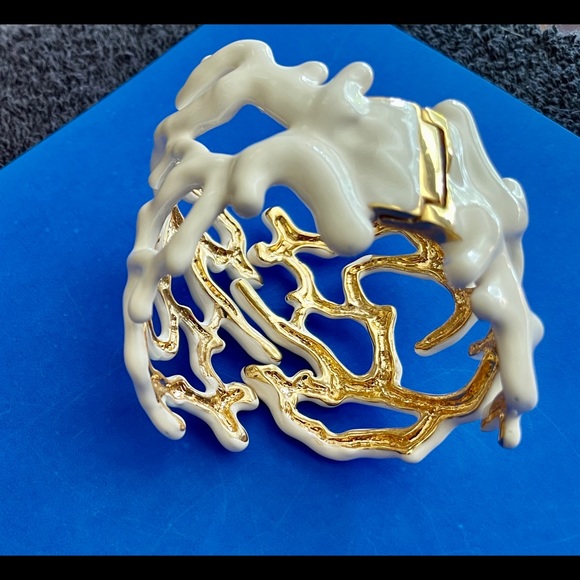 KJL Highly Collectible. Rare White Coral opening by hinges - Picture 9 of 13